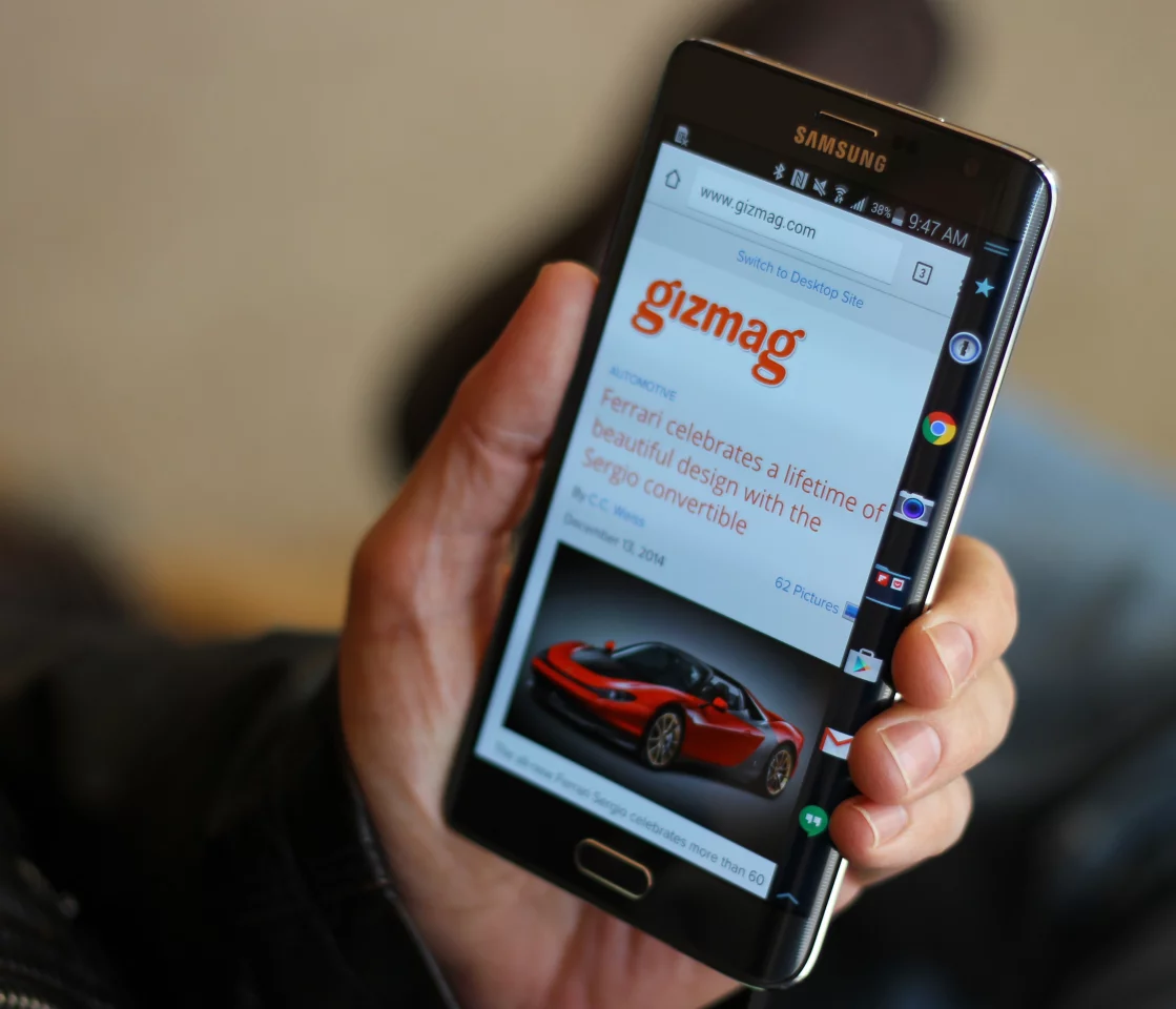 The Edge Display fades to black when you're in an app, and only reappears (above) when you swipe on it (Photo: Will Shanklin/Gizmag.com)