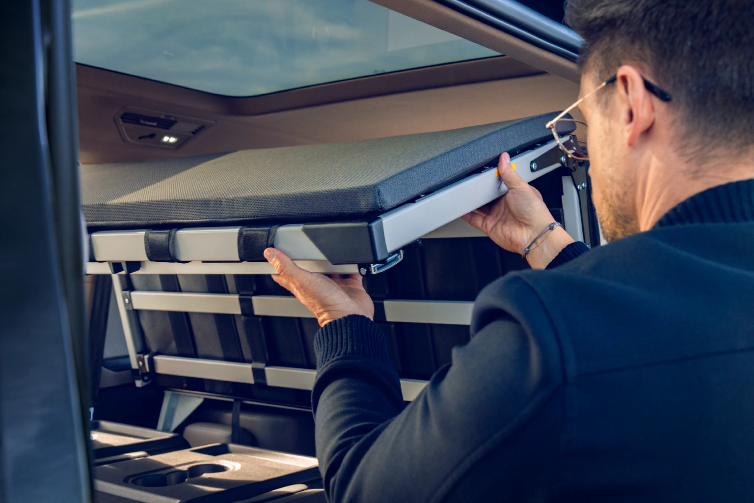 Le pack Good Night comprend un lit pliant autoportant non lié à une configuration de sièges particulière, ce qui le rend compatible avec le nouvel intérieur à huit places