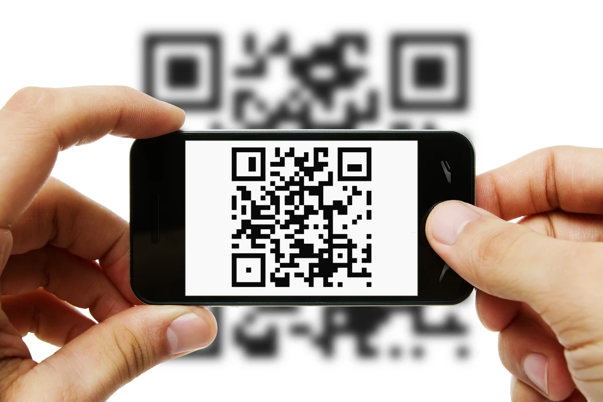 Using a smartphone, users could scan QR codes to see encrypted 3D images (Photo: Shutterstock)