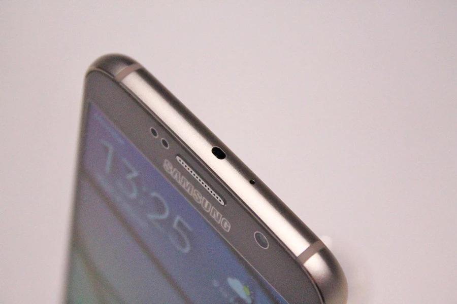 The Galaxy S6 weighs 138 g (4.87 oz) (Photo: Stu Robarts/Gizmag.com)