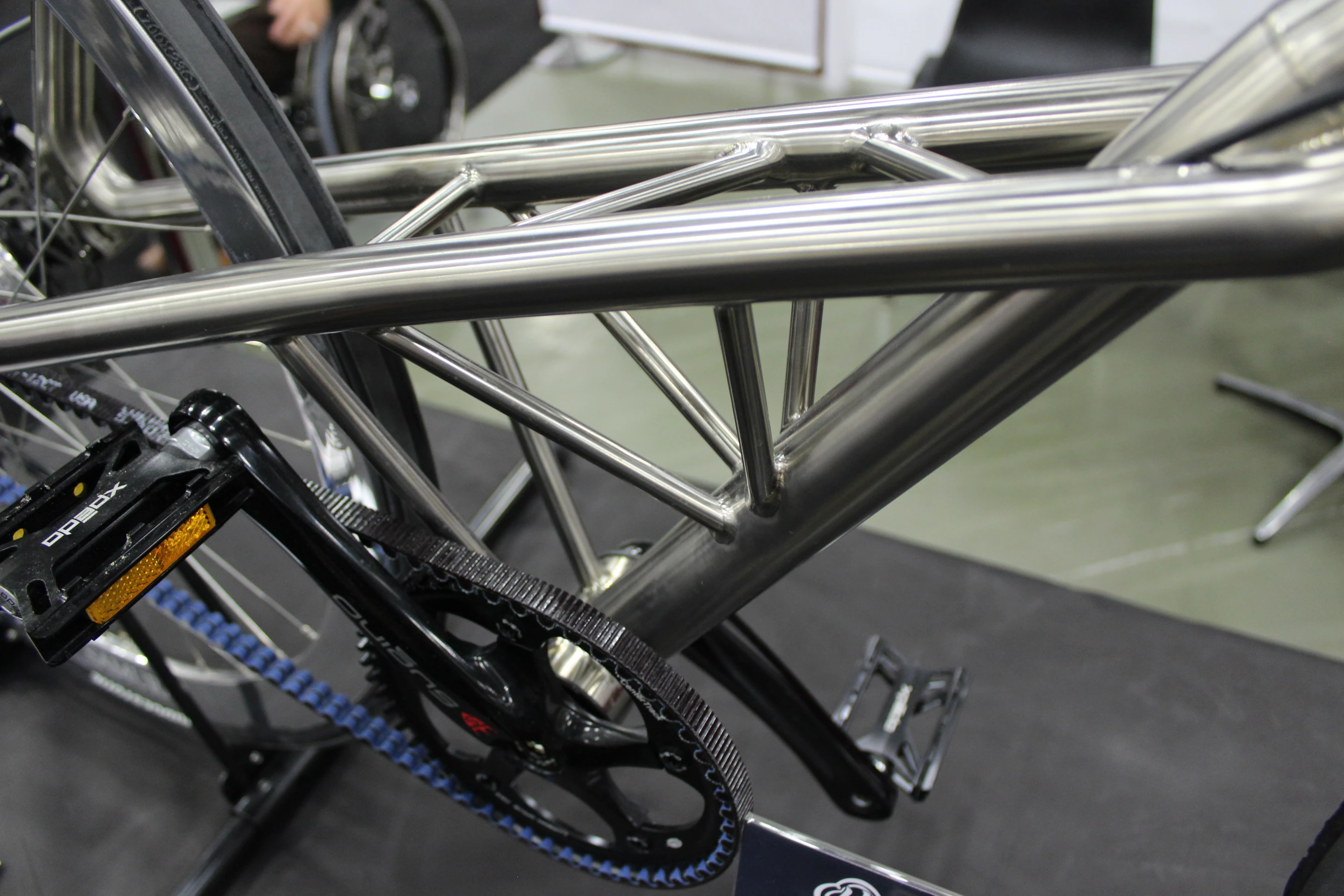 On a more practical note, the frame's raised chain stays are said to minimize heel rub while pedaling (Photo: Ben Coxworth/Gizmag.com)
