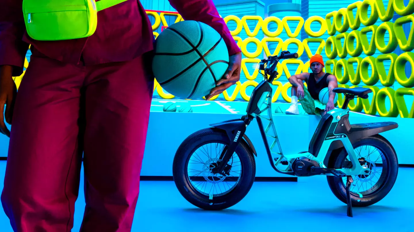 The Booster Easy is built around a low-step U-frame with funky diecast front section, and rides on 4-inch fat tires for up to 120 km