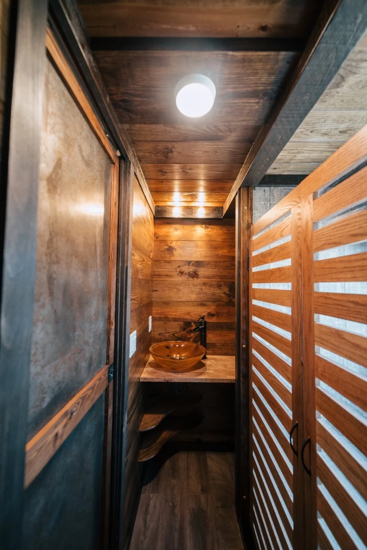 The Silhouette's bathroom