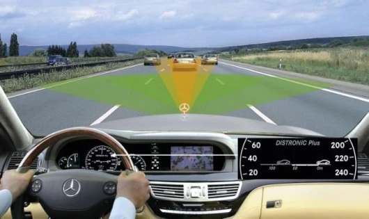 The S-class has Brake Assist PLUS: Close-range radar in conjunction with DISTRONIC