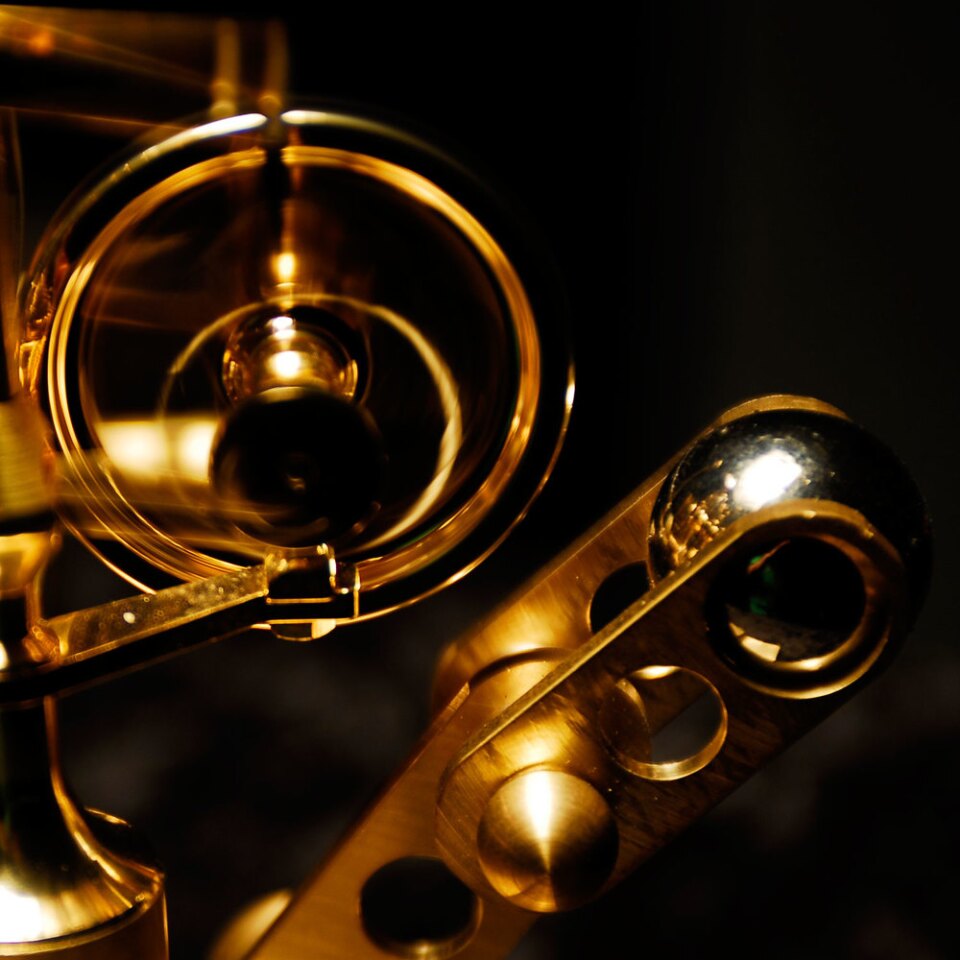 The speed of the effects can be adjusted using a 1-inch neodymium sphere magnet