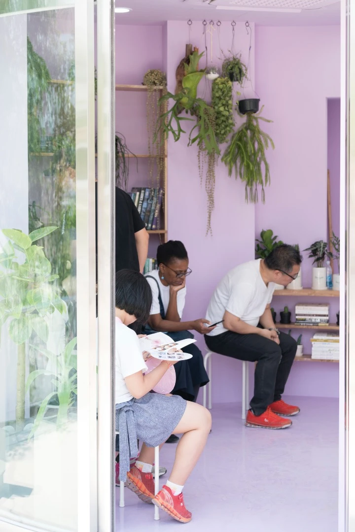 The Seoullo 7017 Skygarden includes small cylindrical cafes, flower shops, and street markets