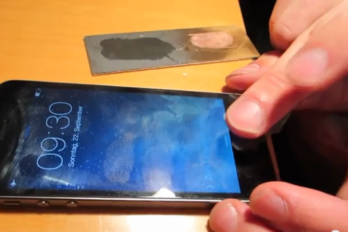 Hackers demonstrate a workaround to Apple's touted Touch ID system (photo from Starbug's video demoing the trick)