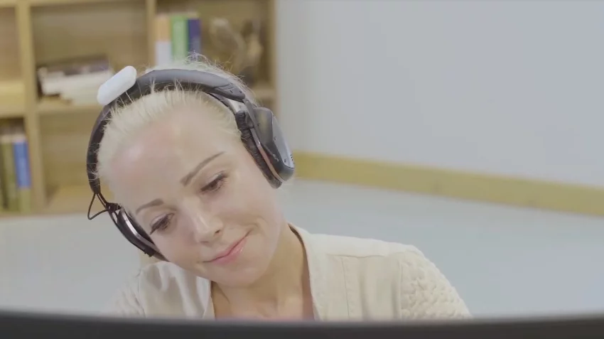 The Tilted controller (white square on headset) responds to users' head gestures