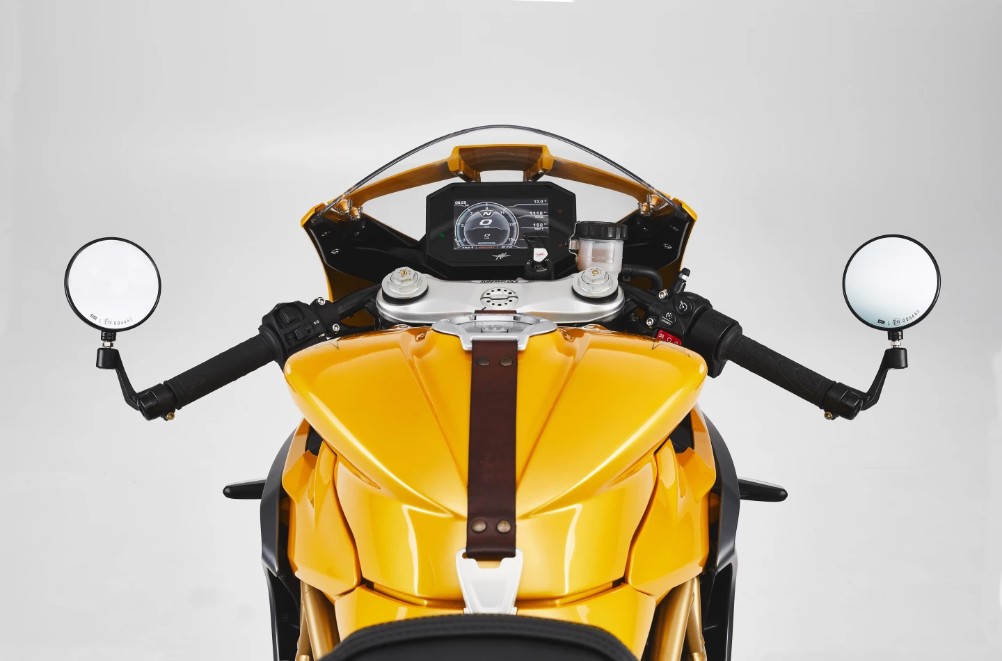 The brand new 5.5-inch TFT screen of the 2021 MV Agusta Superveloce S includes smartphone connectivity and GPS tracker
