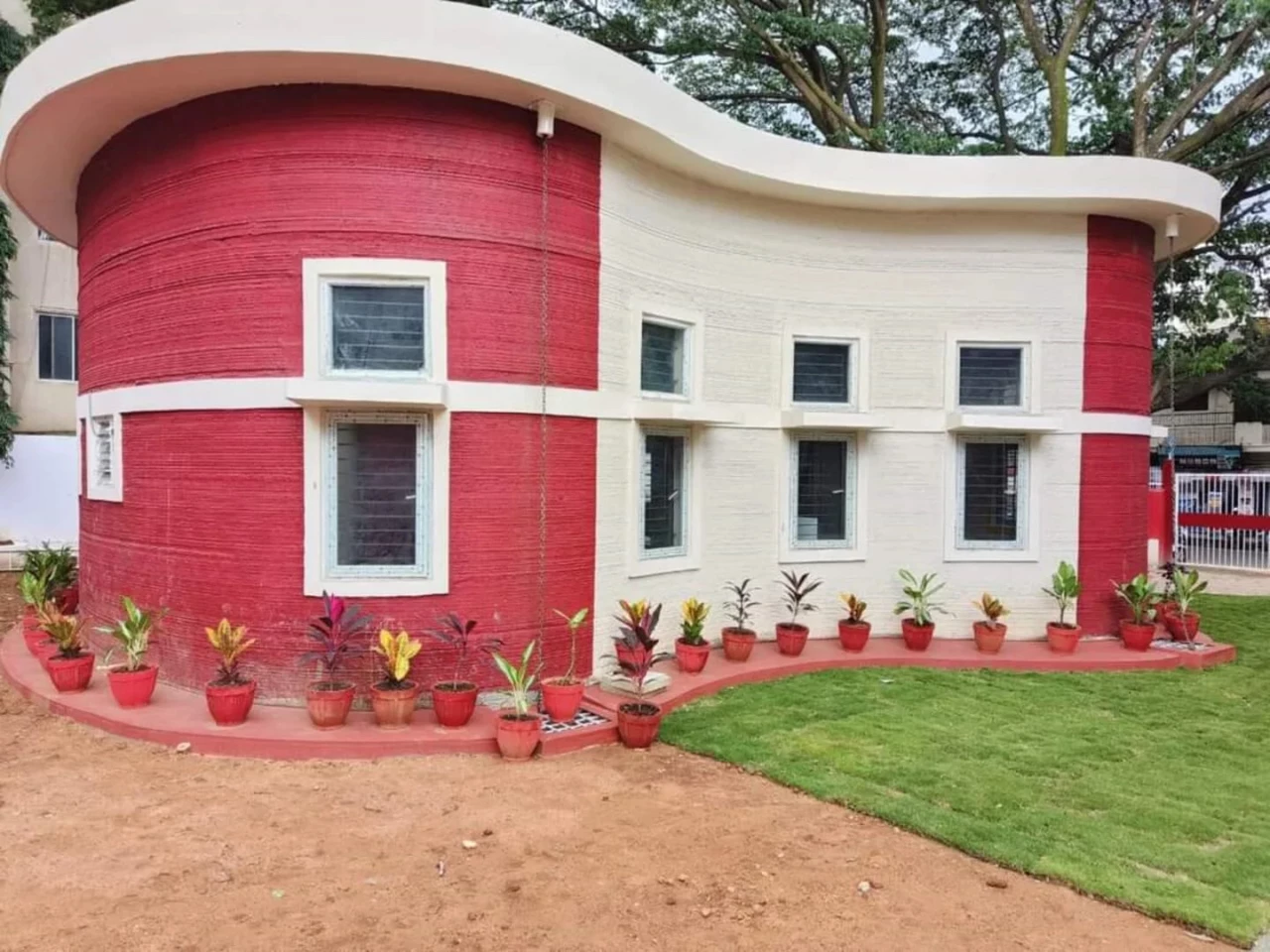The 3D-printed post office measures 1,021 sq ft (94,9 sq m) and was constructed over 43 days