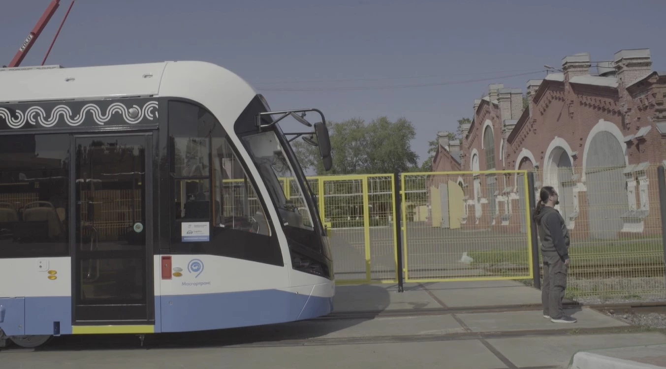 When an obstacle on the track is detected, such as a pedestrian, the autonomous tram will come to a stop a safe distance from the obstacle