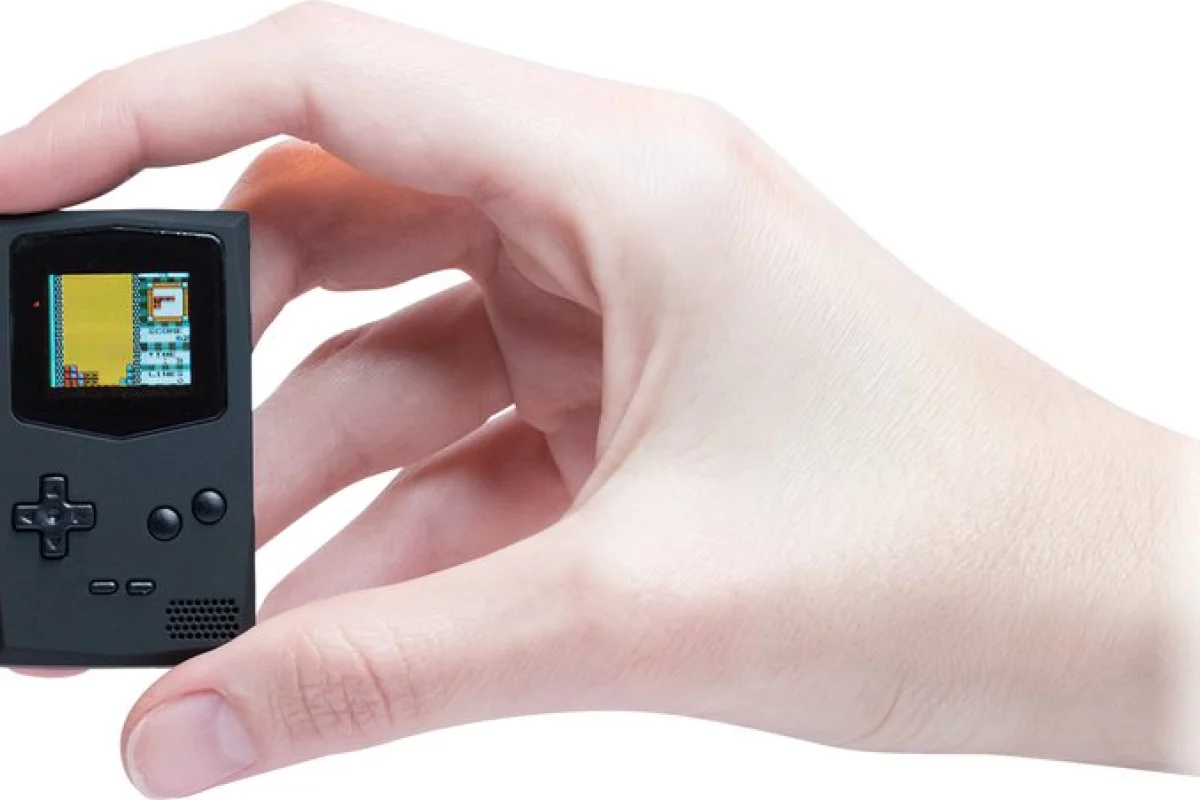 PocketSprite is preloaded with every game included in the GNUBoy and SMS Plus emulators