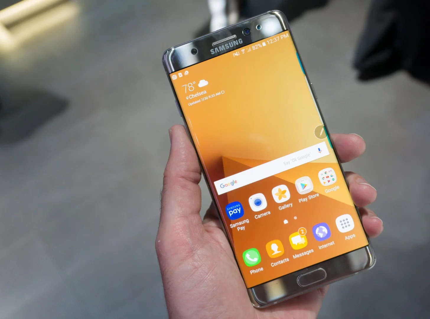 Its screen is still 5.7 inches, AMOLED, with QHD resolution