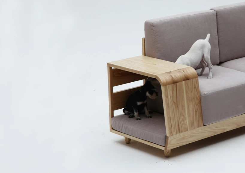 On the right side of the sofa, the large ash wood armrest also doubles as a cozy dog house