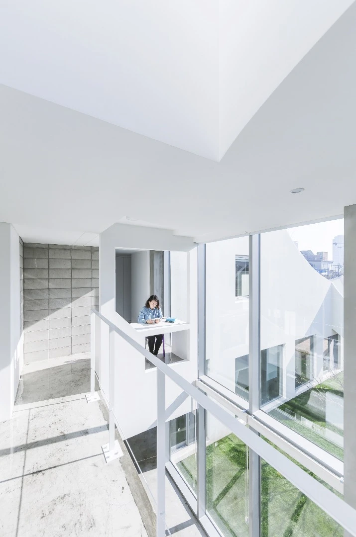 The Flying House has a total floorspace of 194 sq m (2,088 sq ft)