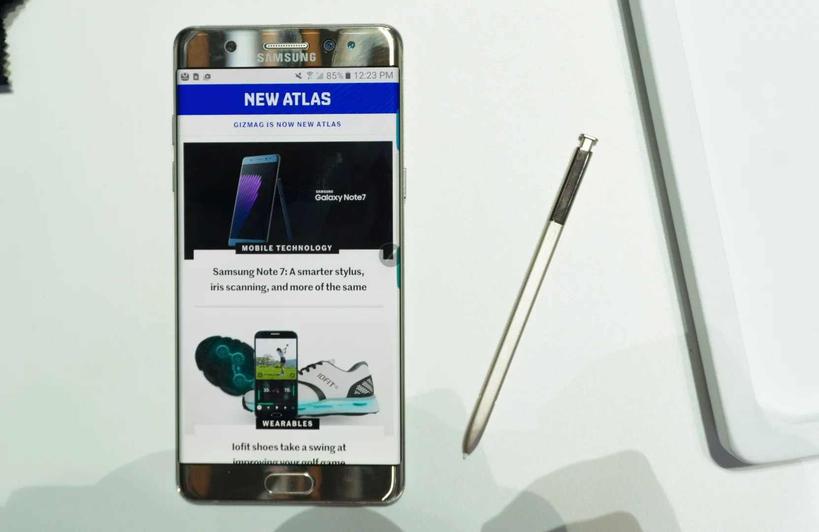 5.7-inch QHD AMOLED screens are now well familiar, thanks to phones like the previous two Galaxy Notes, Galaxy S6 edge+ and Nexus 6P