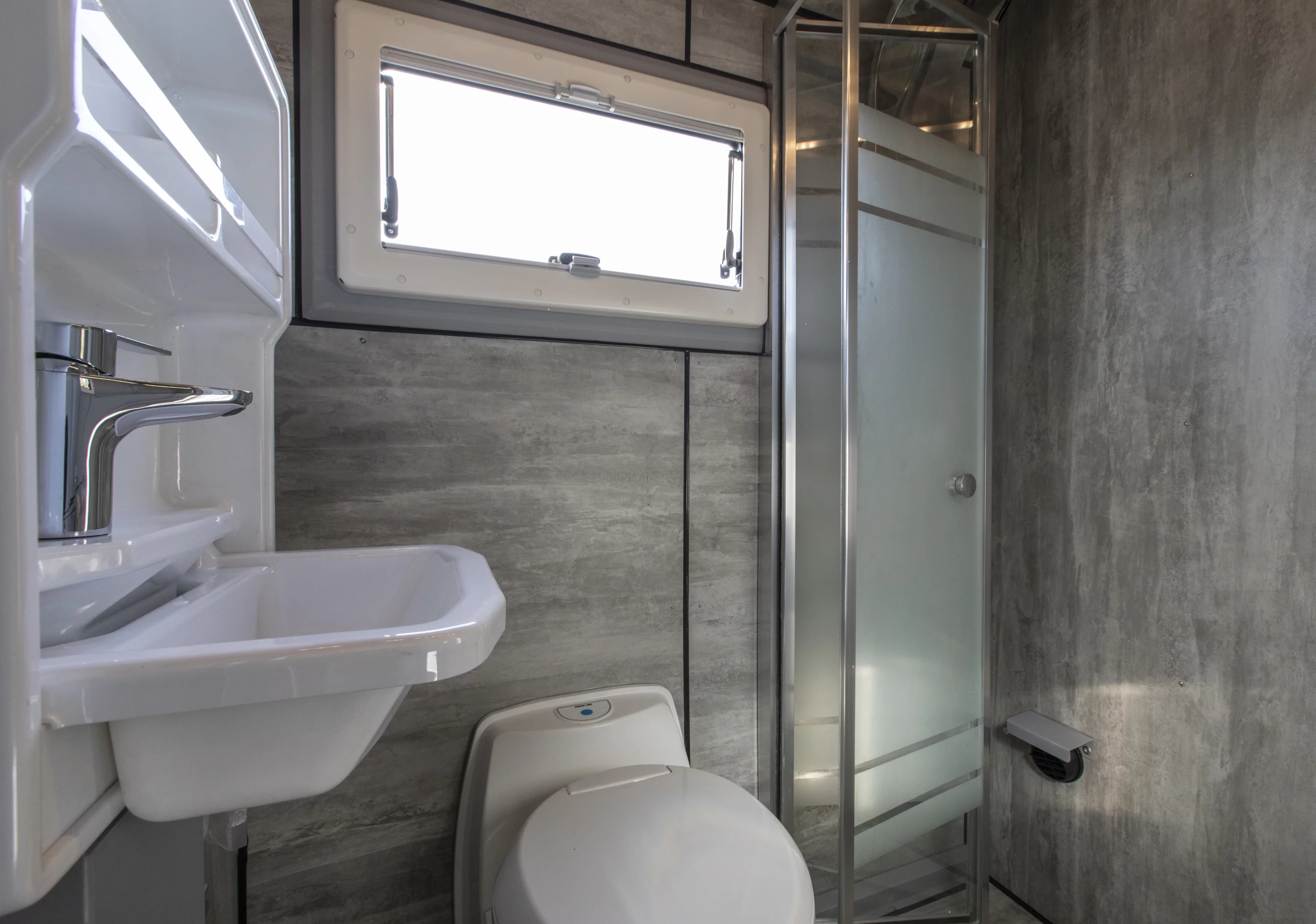 Crawler Otag 600 bathroom