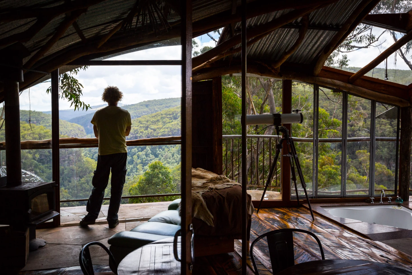 Lionel Buckett on the Blue Mountains Cabins Treehouse: "I searched and searched here to find a good tree, one that's gonna last a long time, and a place with a great view. The view is just stunning from up there." (Photo: Loz Blain/Gizmag)