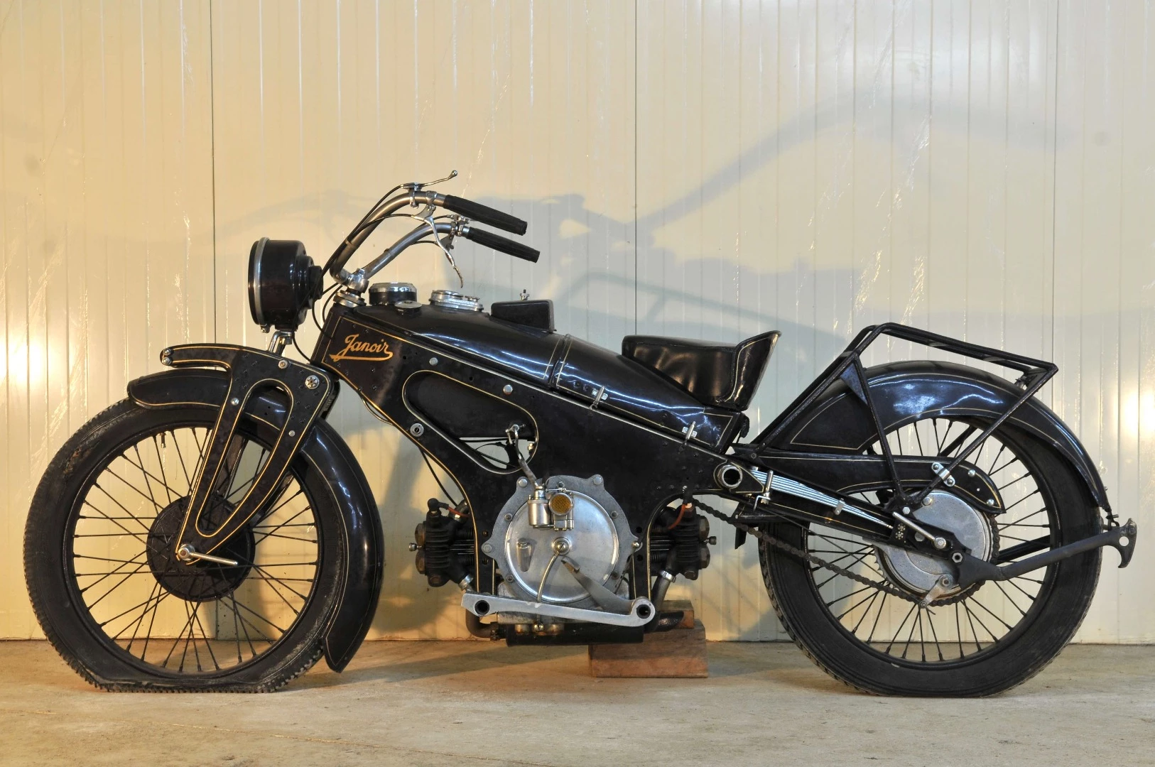 $224,932 (€ 183,568) is an astonishing price for a motorcycle that so few people have heard of, but this 1920 Janoir Type A 261 is quite simply a tour de force of technological progress. This motorcycle was built just after WWI in the same factory that fighter planes had been manufactured, and with the advent of peace, the technologies that had developed during wartime were being applied to cars and motorcycles. The chassis is stamped metal sheet, the 965 cc horizontally-opposed twin-cylinder engine is fitted lengthways in the frame, and the cylinders are aluminum.