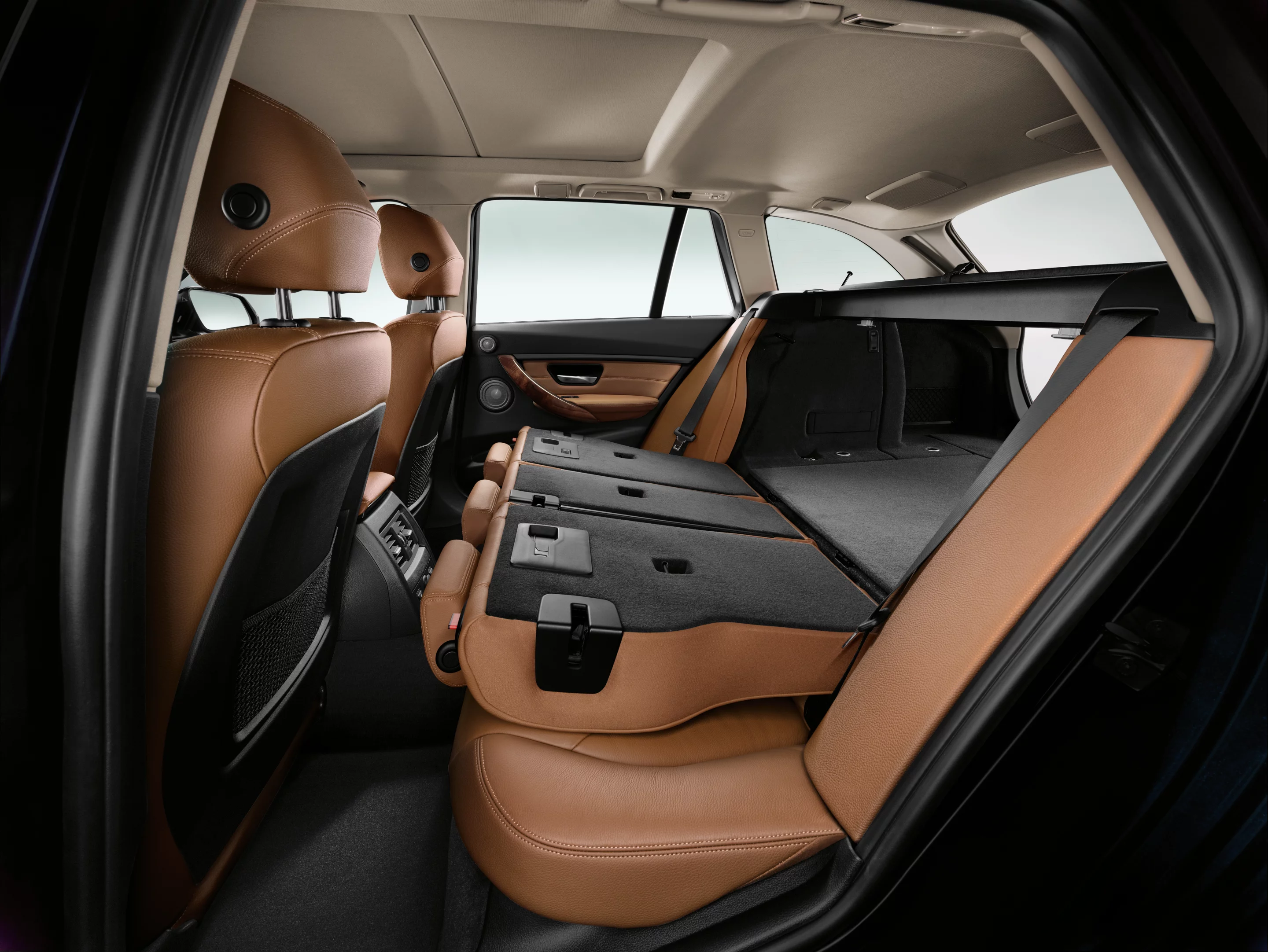 BMW 3 Series Touring, through-loading system with 40:20:40 folding rear seat backrest