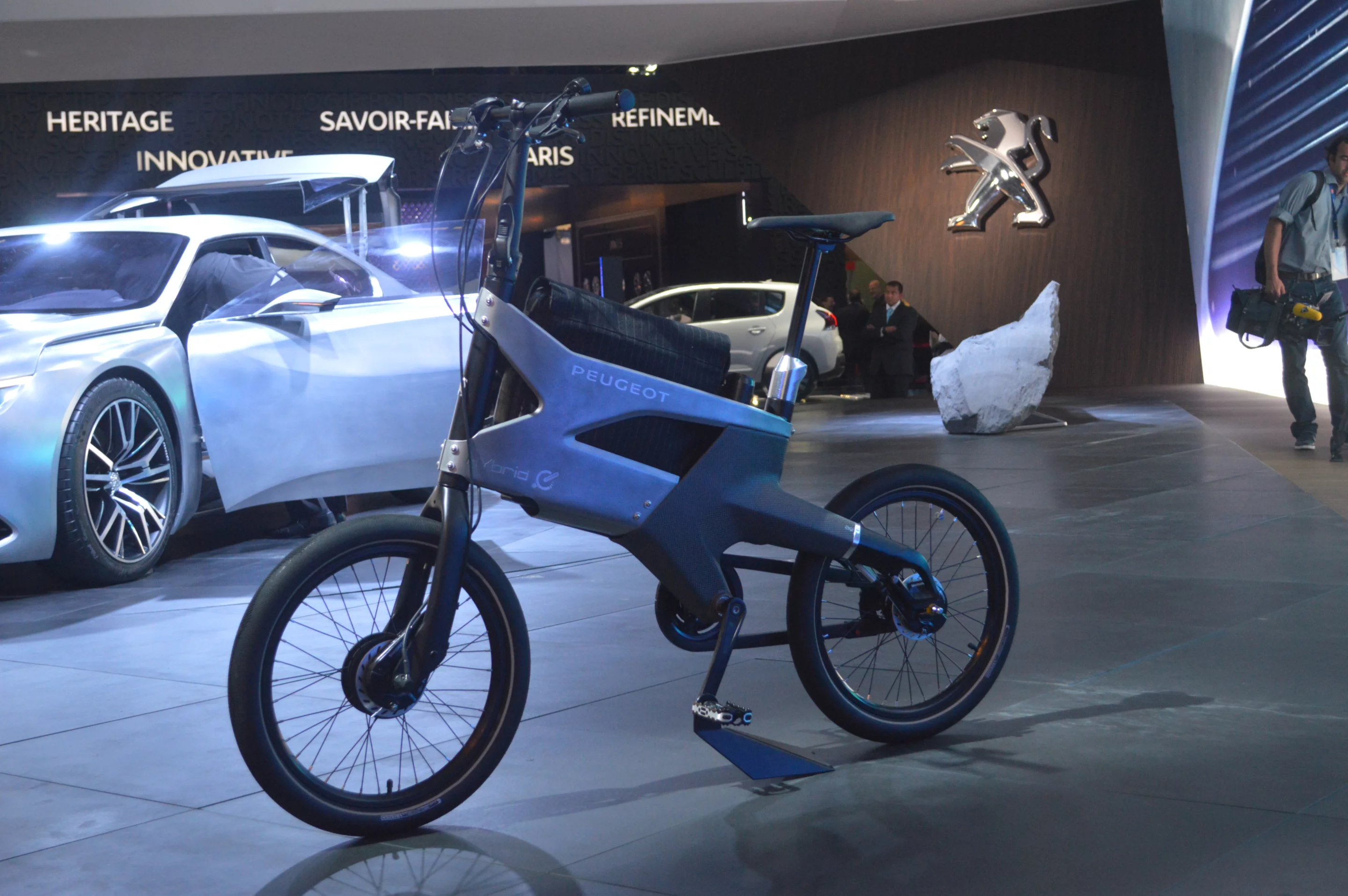 Peugeot's AE21 bike has a front-mounted electric motor and a versatile frame that stores the battery, laptop bag and ABUS bike lock (Photo: C.C. Weiss/Gizmag)