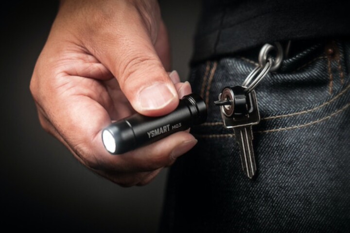 The YSMART MQ3 automatically powers up when pulled off its magnetic keyring-mounted base