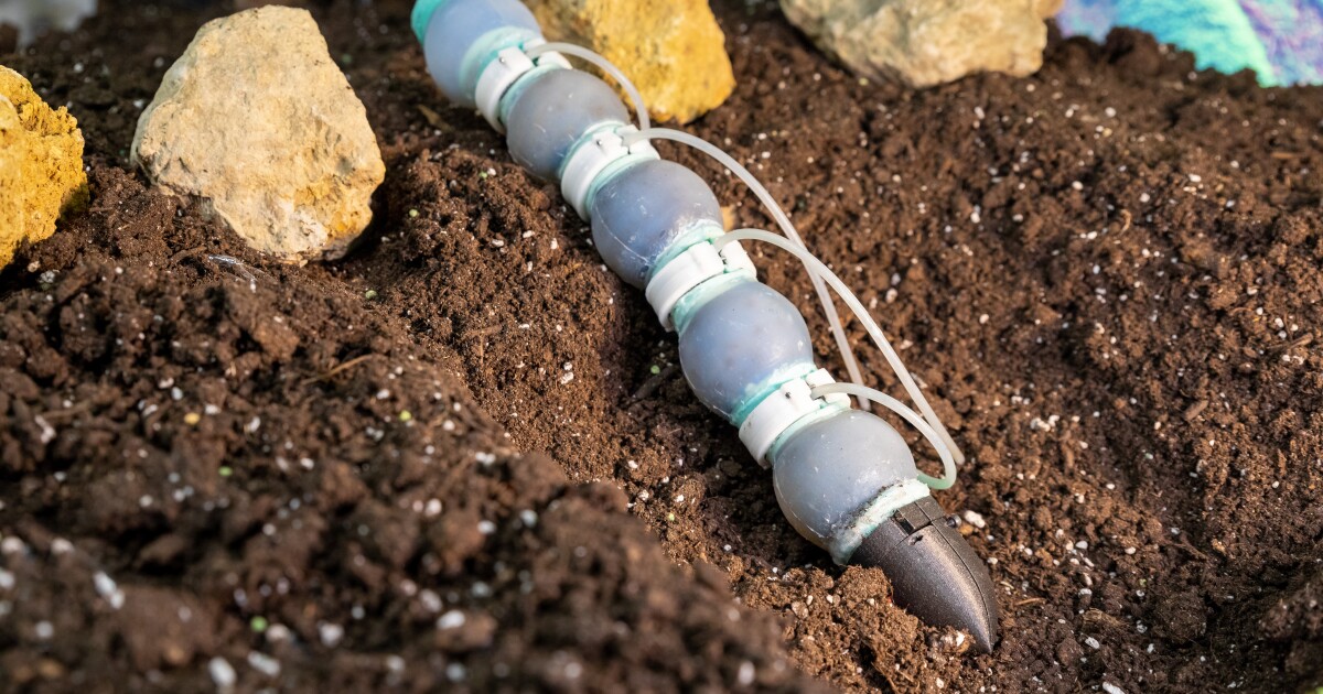 Earthworm-inspired robotic strikes by doing the wave Earthworm-inspired robotic strikes by doing the wave