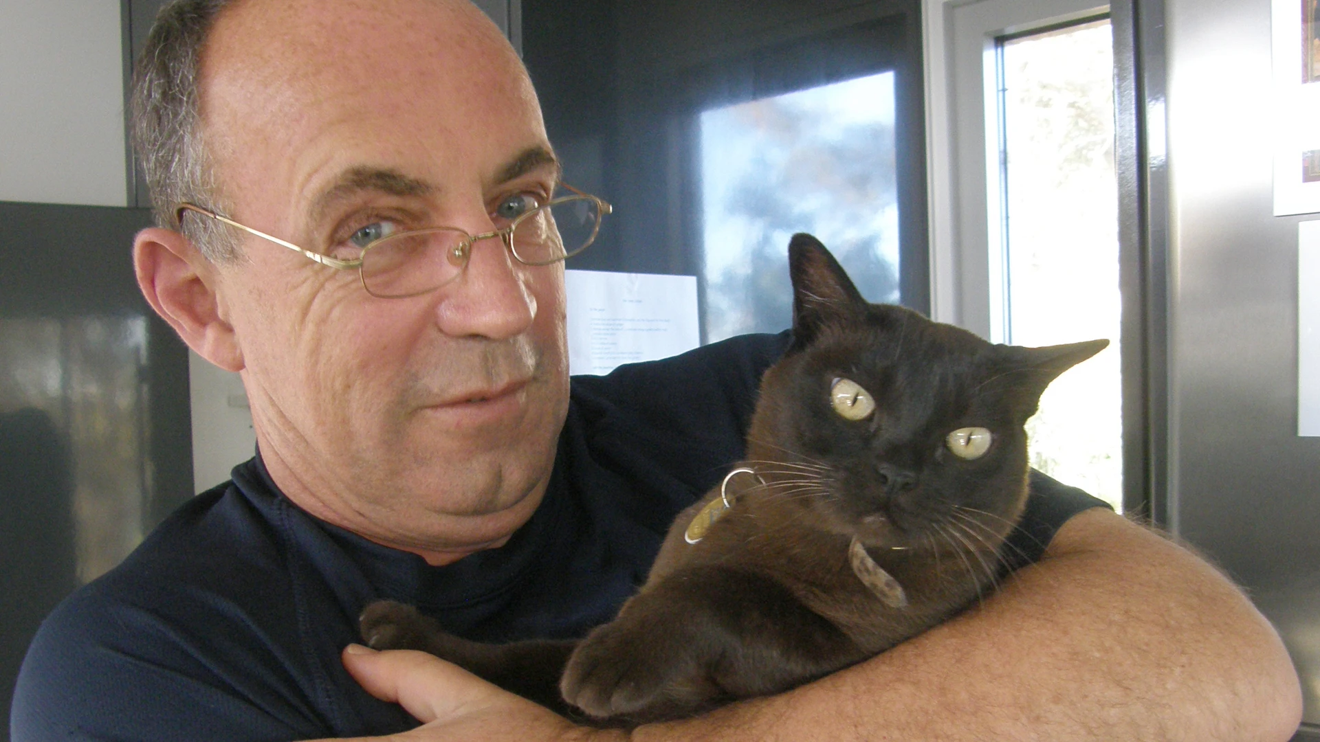 Smarter than the average dog owner? Gizmag's Mike Hanlon with Lulu (Photo: Mike Hanlon/Gizmag)