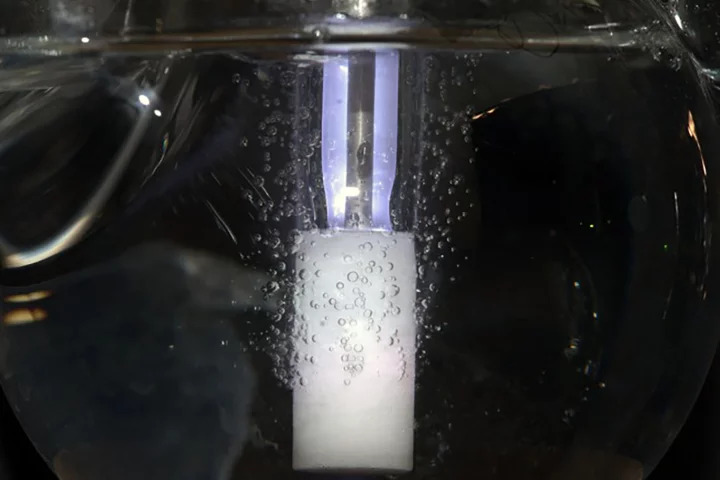 The plasma-generating "bubble reactor" utilized in the study