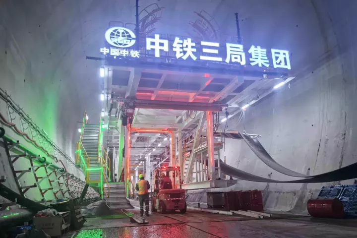 Inside the tunnel, behind the Jianghan Ping’an TBM. The text reads: "China Railway Third Bureau Group"