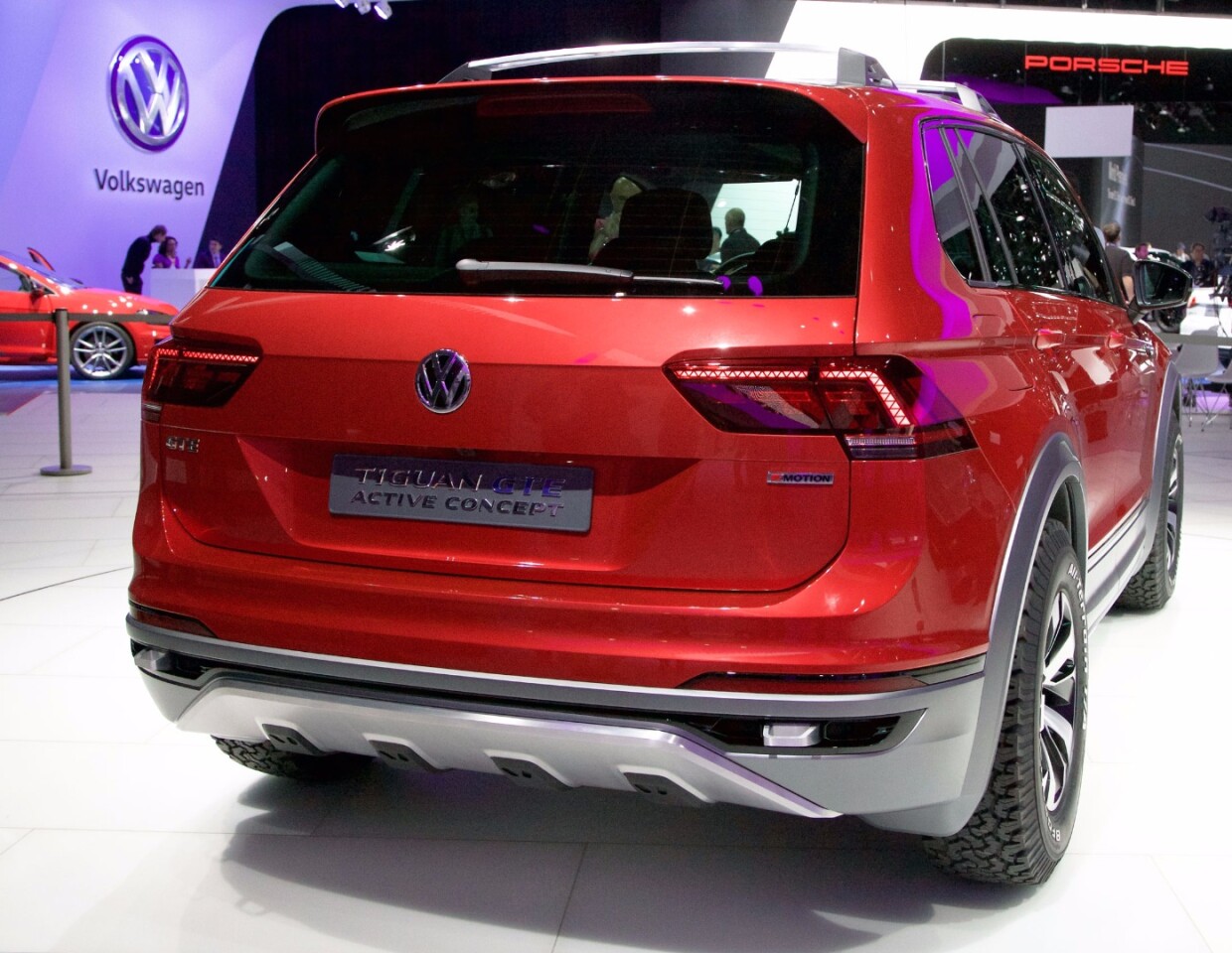 The Tiguan GTE Active Concept features front and rear underbody guards