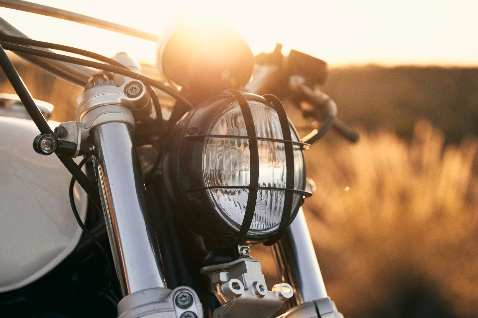 Coyote: small, grid-protected headlight