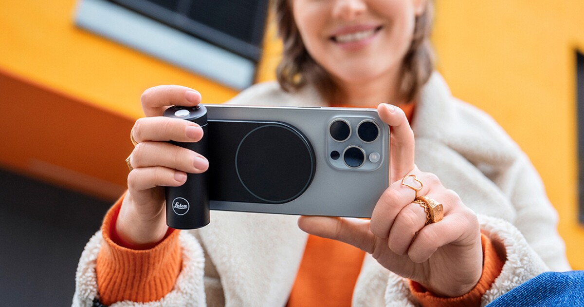 Magnetic grip makes your iPhone more Leica camera