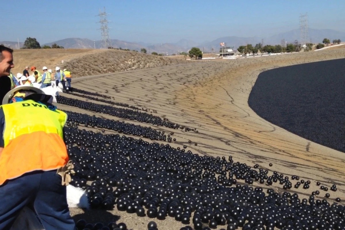 The shade balls getting dispersed into the LA Reservoir