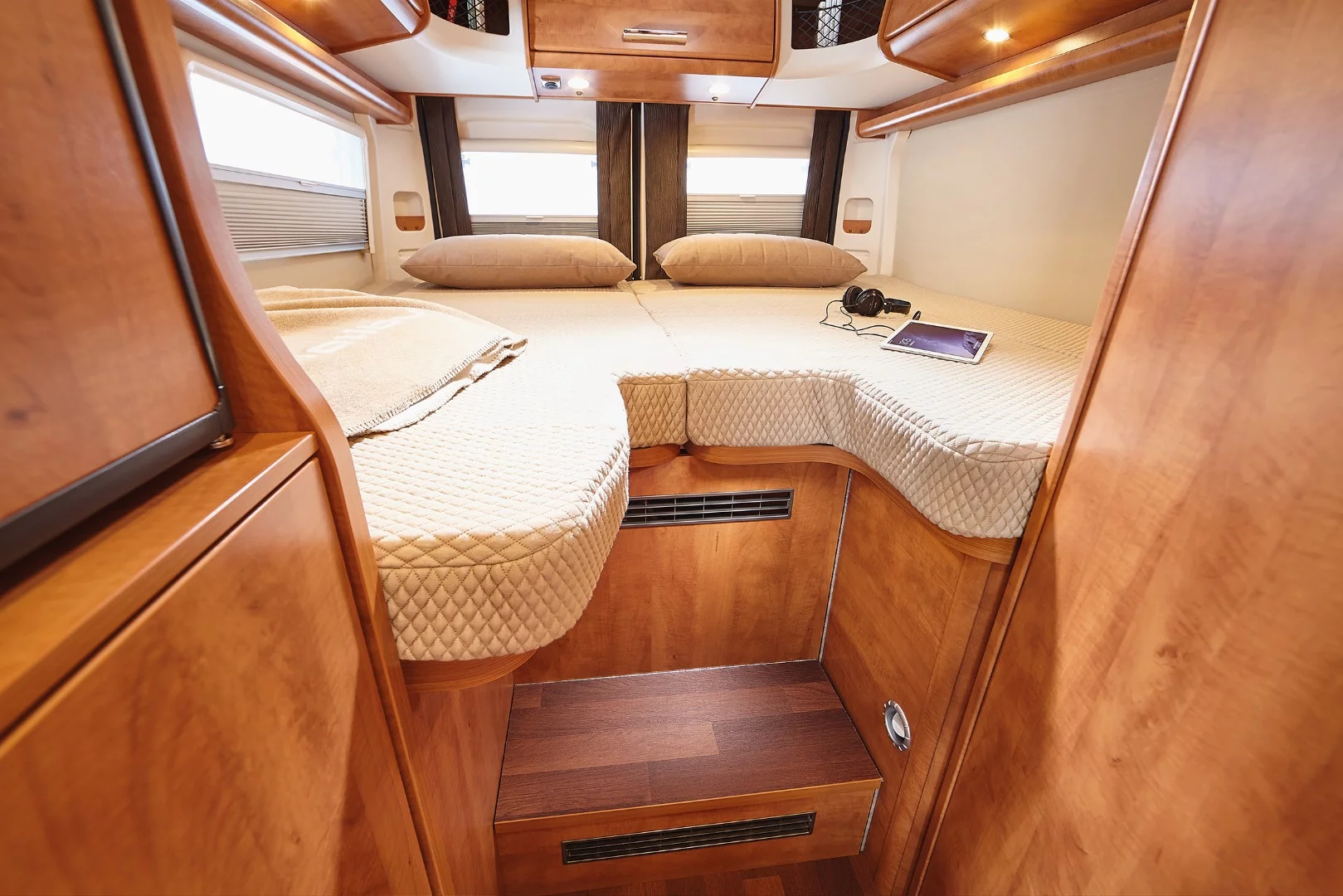 The longer 640 LE floor plan includes a pair of longitudinal singles combined into a rear bed