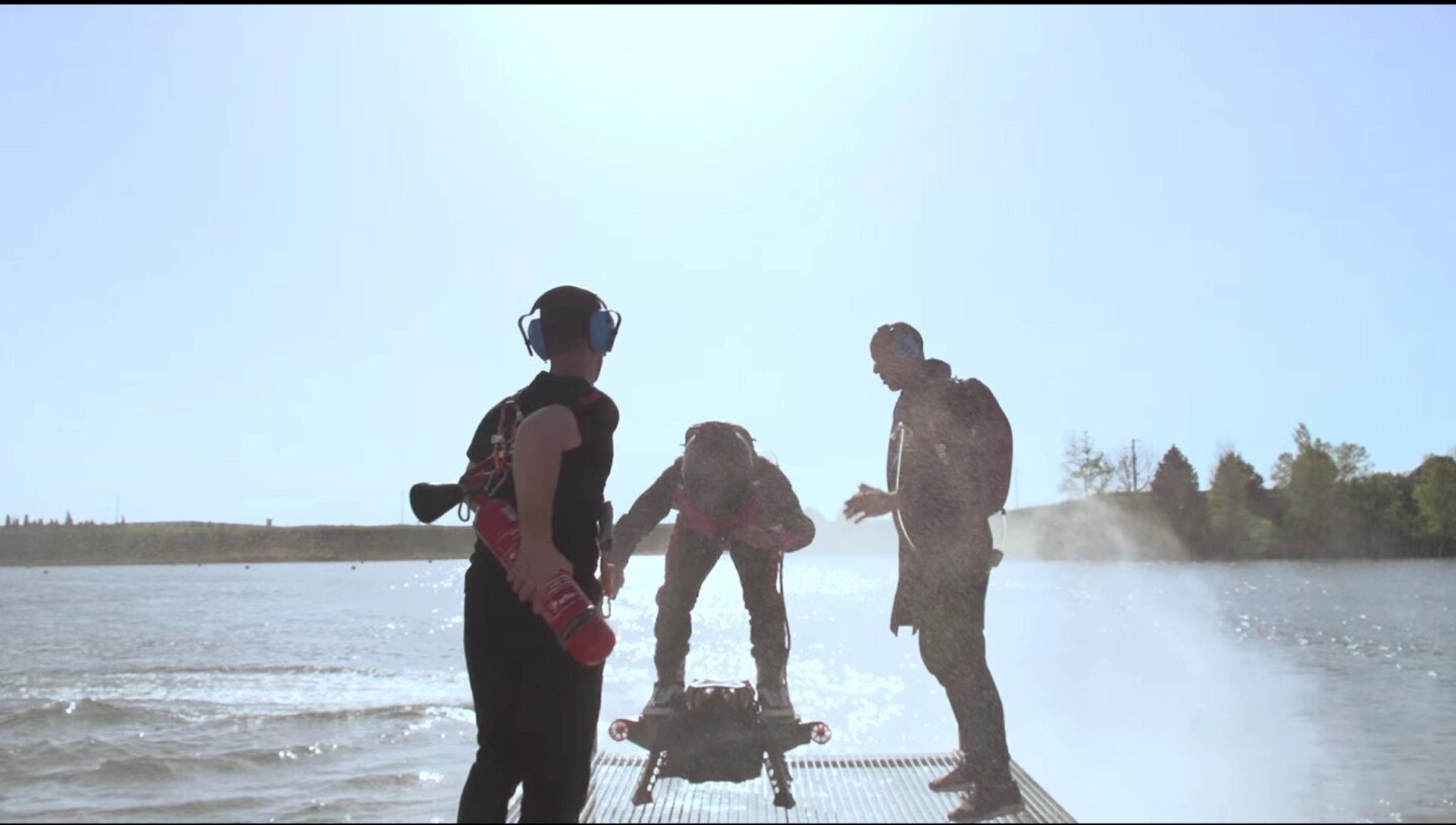 Fake staged takeoff and landing sequences in the video give us the impression that Flyboard Air is an ugly machine to get off the ground, or back on.