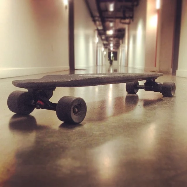Marbel runs on 50 degree 180 mm longboard trucks and 76 mm wheels with ABEC 9 bearings