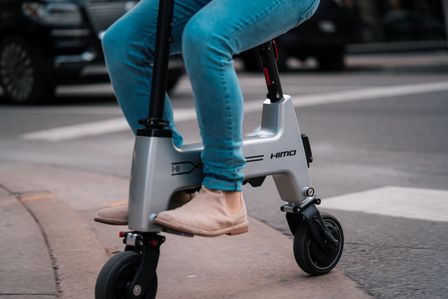 No pedal drive, but the HiMo H1 does have foldable footrests