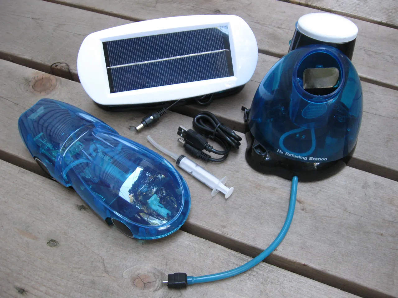 The i-H2GO kit includes the car, its Refueling Station, and a photovoltaic panel