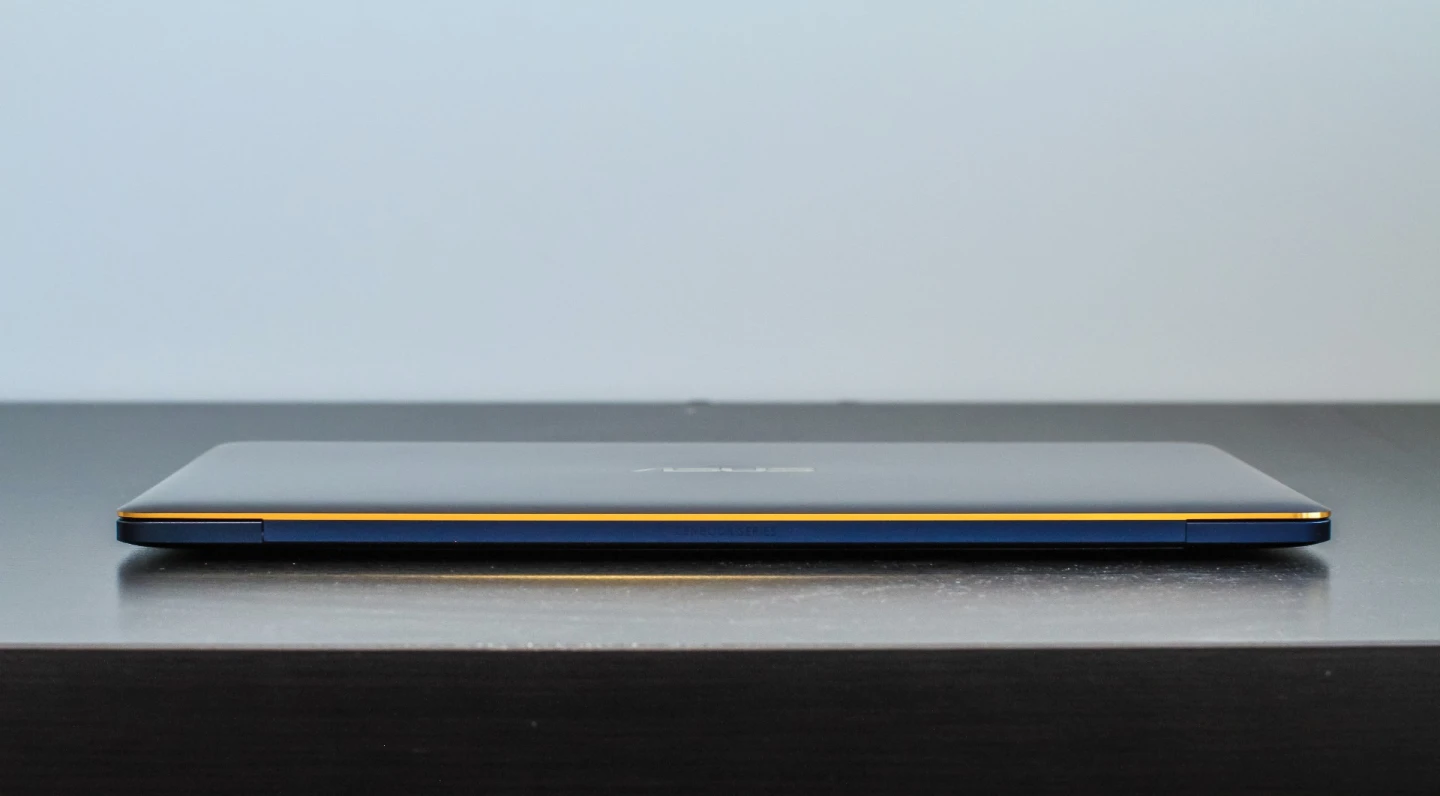 Asus Zenbook 3: right side has the USB-C port
