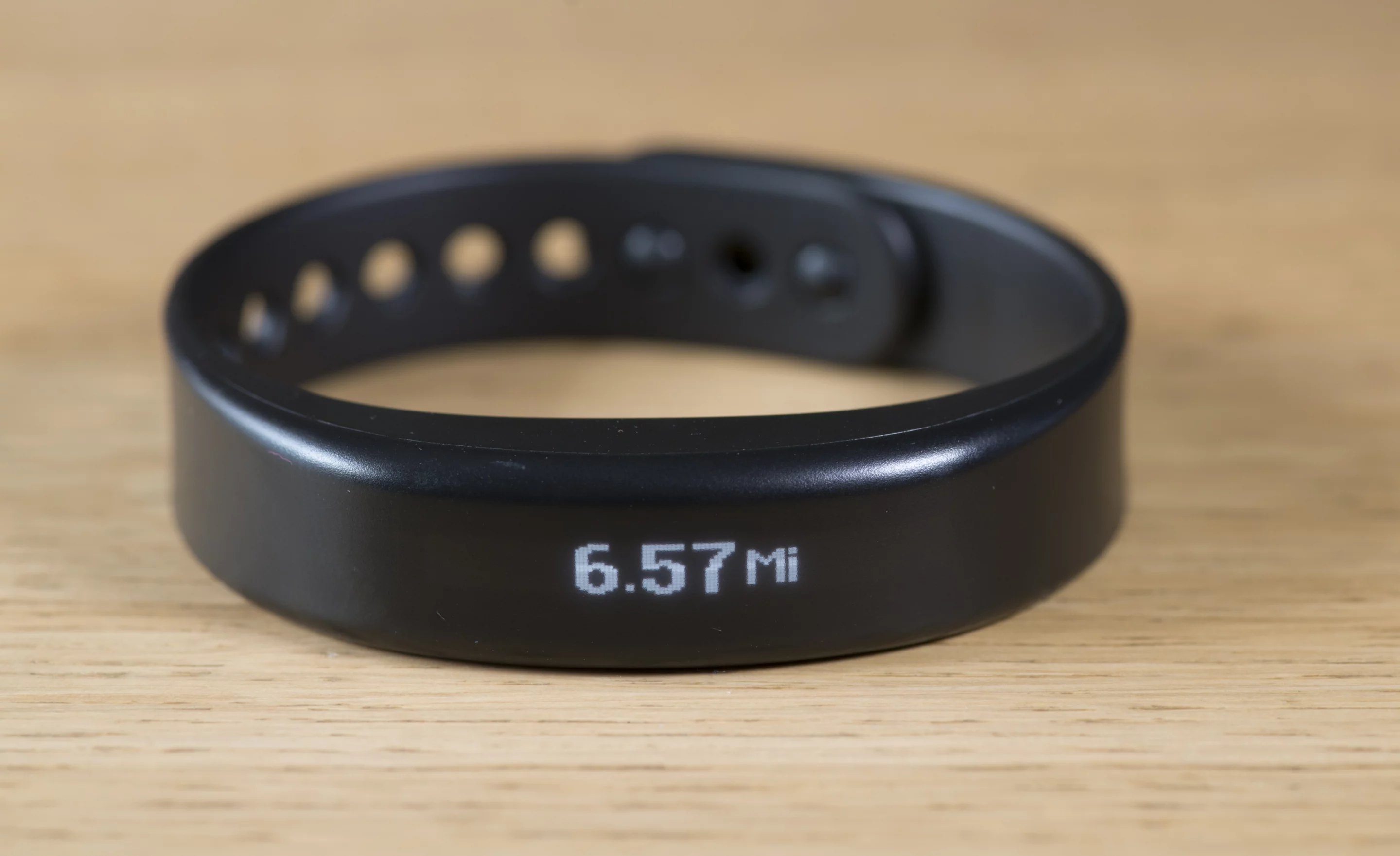 The screen on the Garmin Vivosmart can display a variety of information (Photo: Simon Crisp/Gizmag.com)