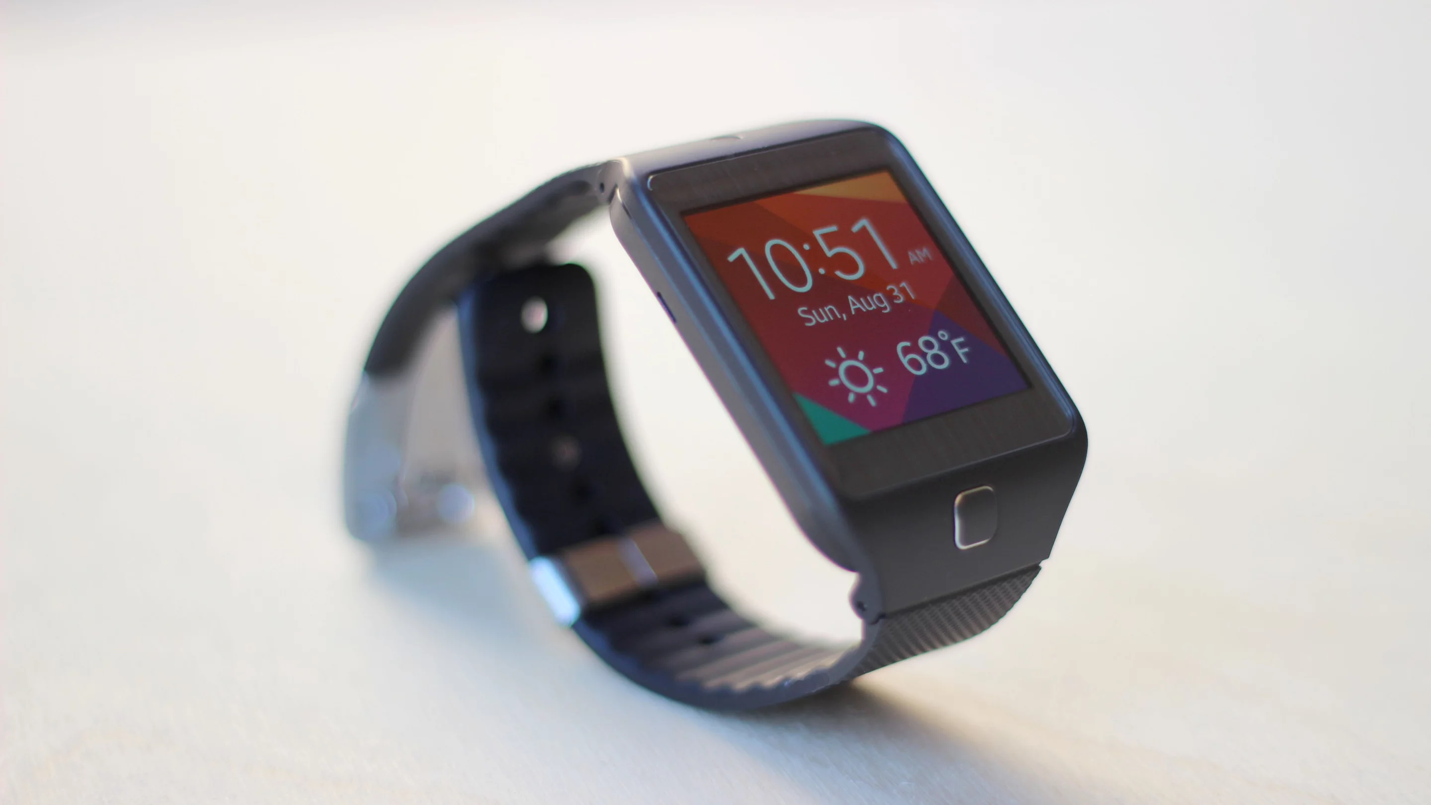 Though it doesn't feature the stainless steel body of the Gear 2, the Neo's plastic doesn't feel cheap or compromised (Photo: Will Shanklin/Gizmag.com)