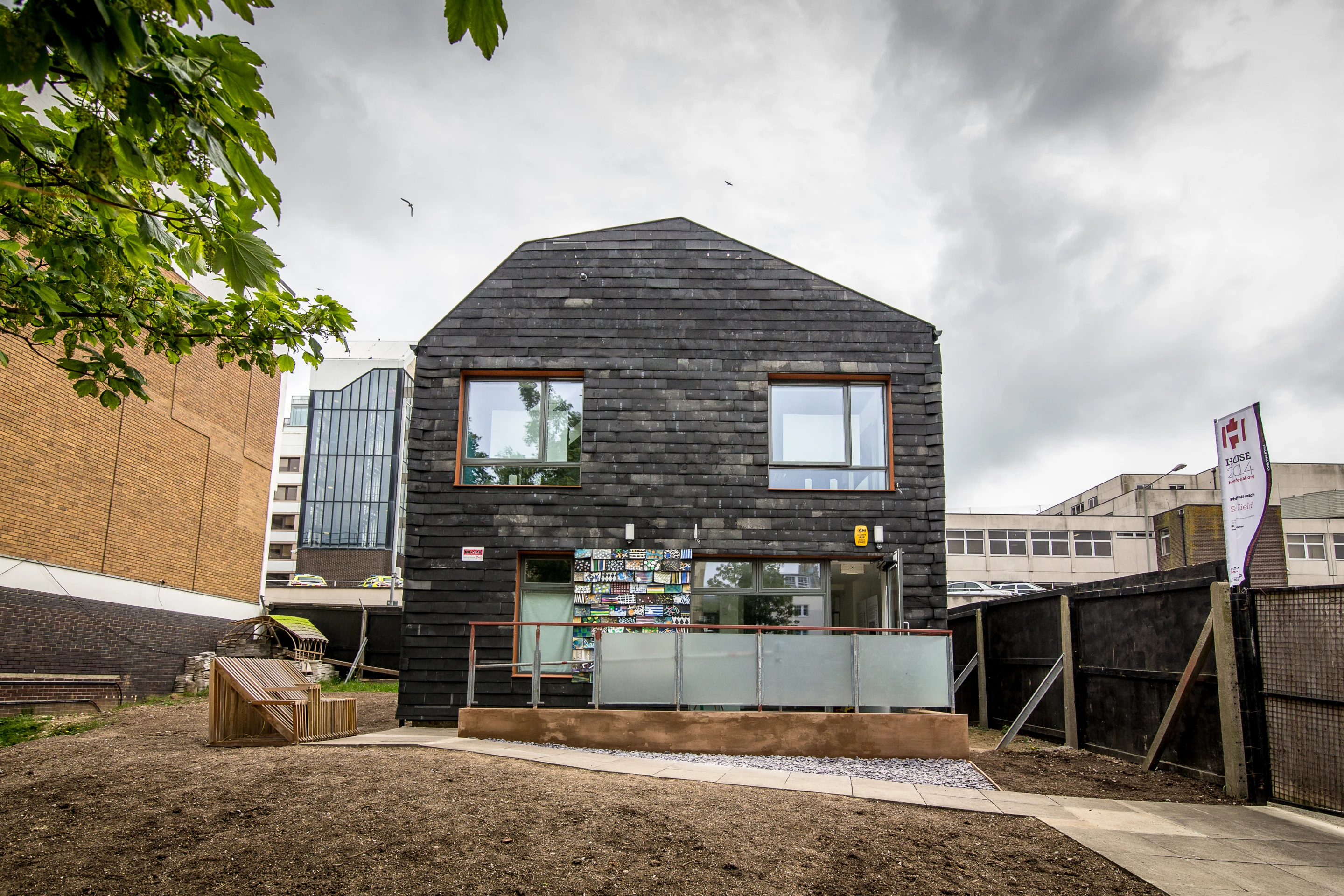 Carpet tiles were used as cladding for the house (Photo: BBM)