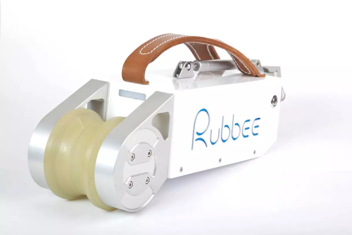 The Rubbee's polyurethane roller engages the rear tire, making a motor-only speed of 25 km/h possible