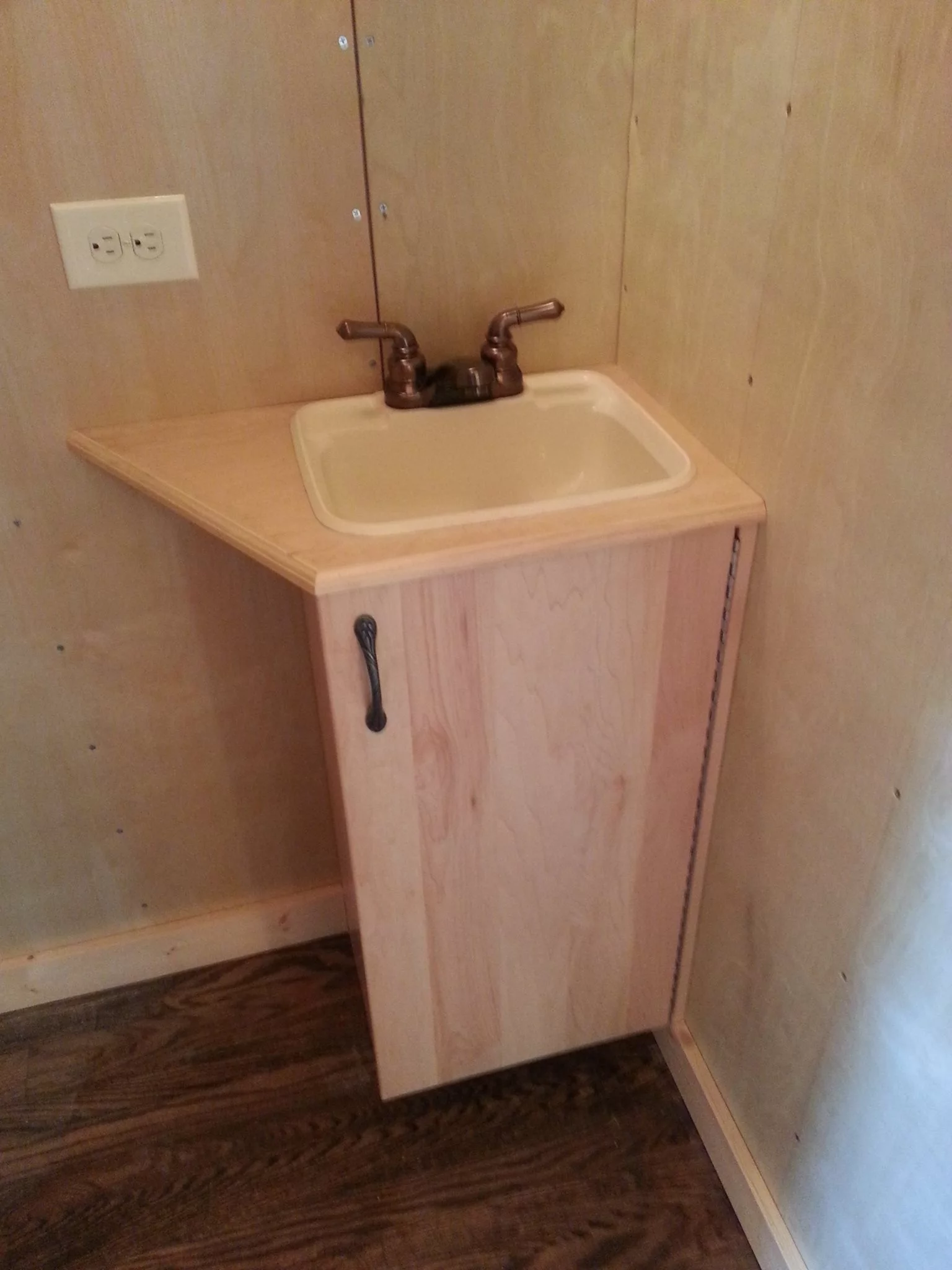 The sink in the hidden service area (Photo: Tiny Chapel Weddings)