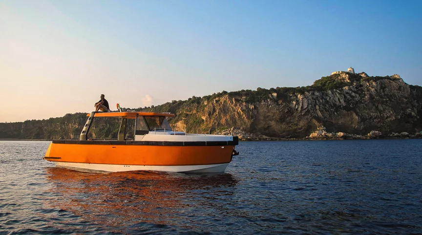 The Ethos E30 (with available 250 hp engine) has a top speed of 25 knots