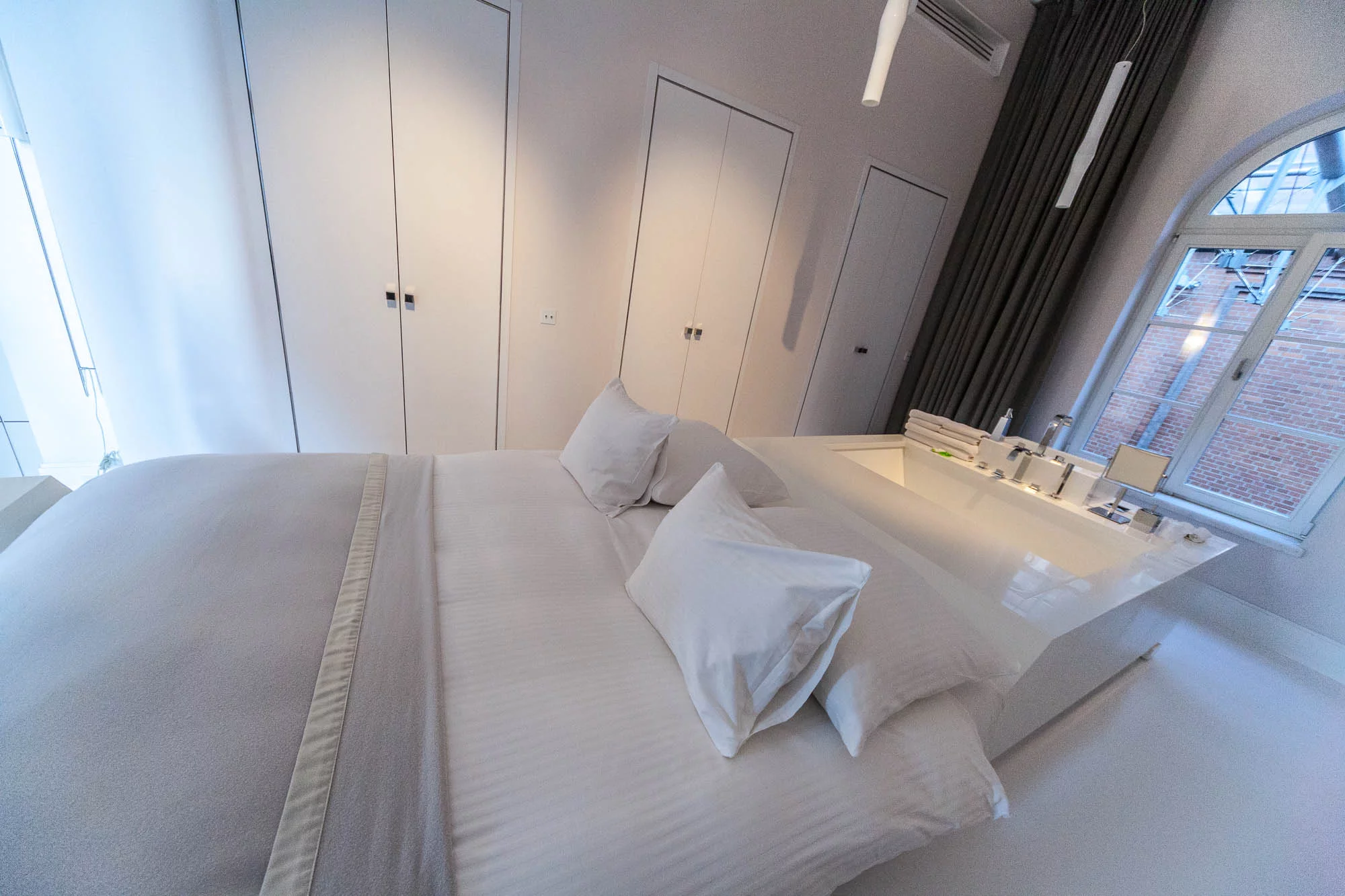 Blow Up Hall: white room interior (Photo: Loz Blain/gizmag.com)