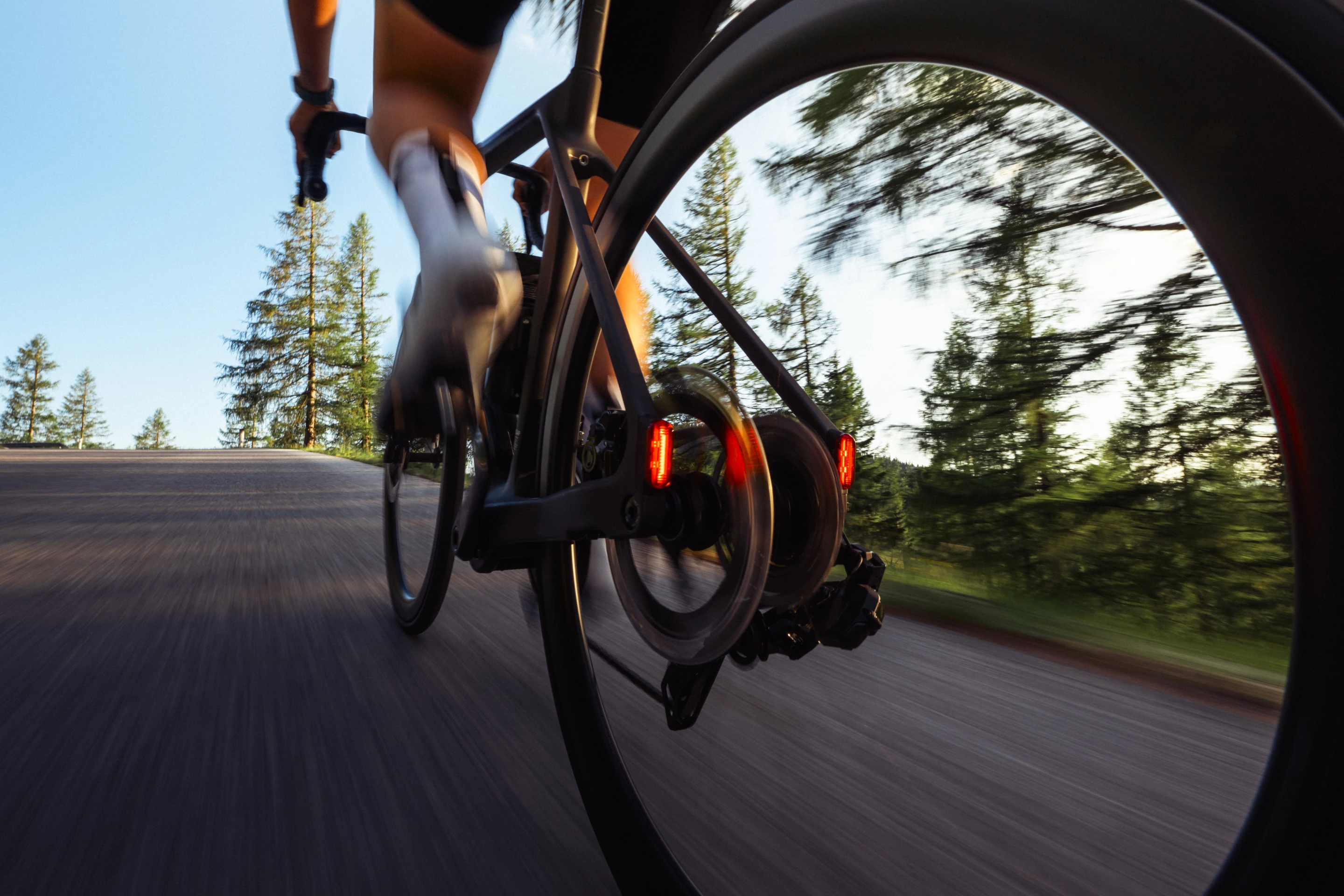 The Canyon Endurance:ONfly features an integrated headlight and taillights for safety