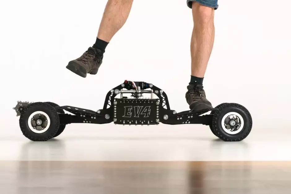 The tilt stabilizer prevents the board from tilting forward or backward during acceleration and braking