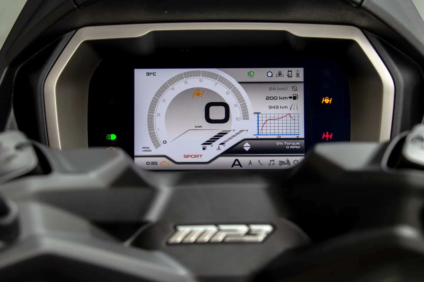 Piaggio upgraded the instrument panel of the 2022 MP3 with a luscious 7-inch color TFT screen